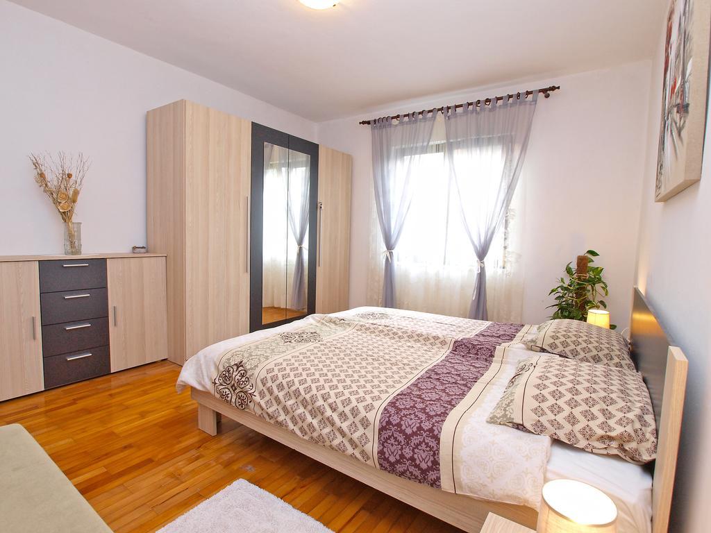 Family Friendly Apartment 946 Pula Exteriör bild